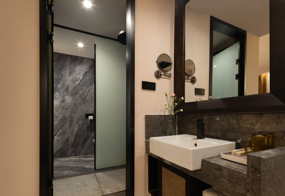 Elegant 2-bed Room