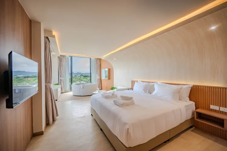 ห้องรอยัลสวีทพร้อมอ่างจากุซซี่และวิวแม่น้ำคงคา