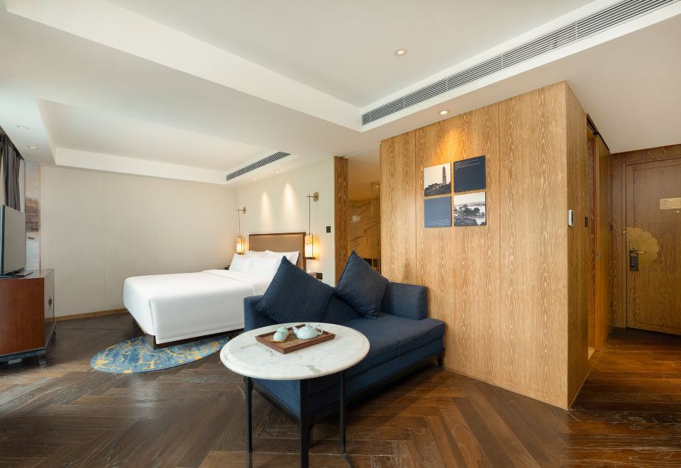 水舞·江景阳台套房（180°江景观景阳台+高奢洗护品）