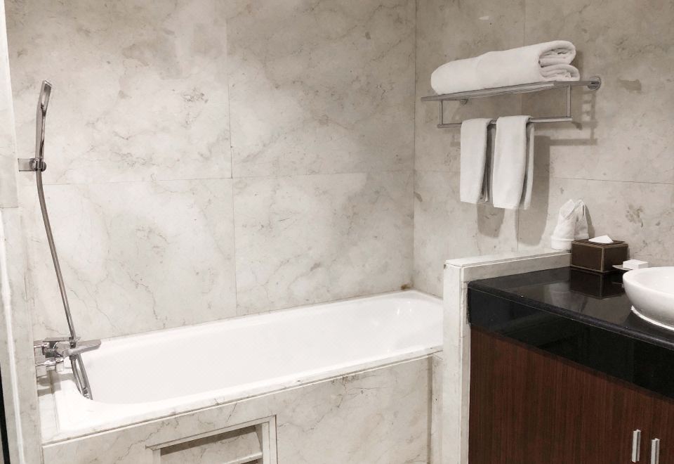 行政城景特大床套房（浴缸）