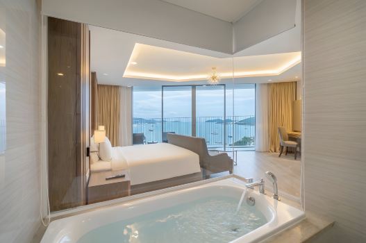 Lyn & SEAs Panorama Beachfront Nha Trang
