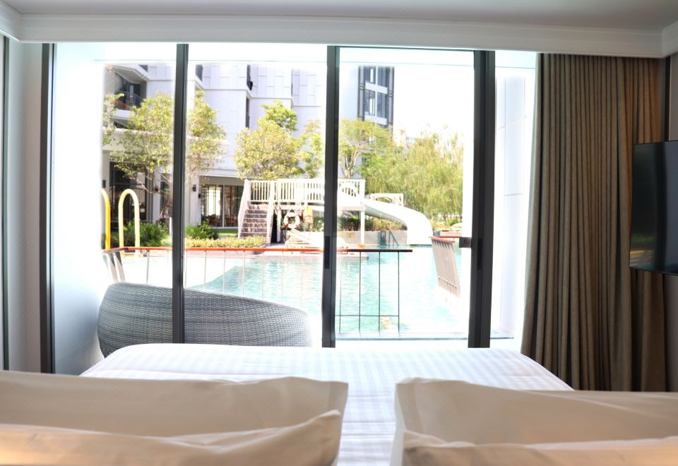 小型特大床套房（带泳池通道）