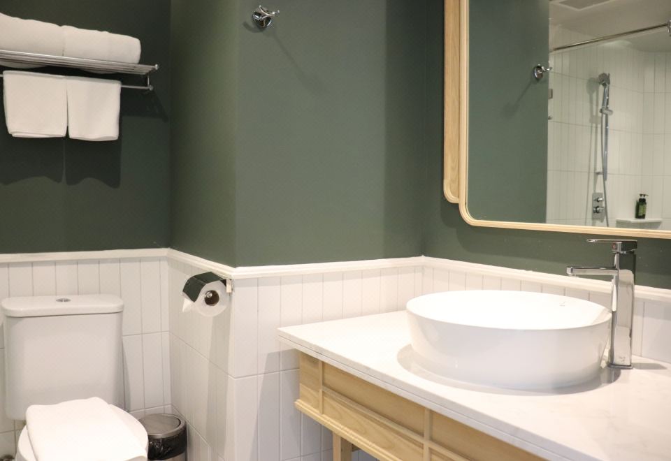 小型特大床套房（带泳池通道）