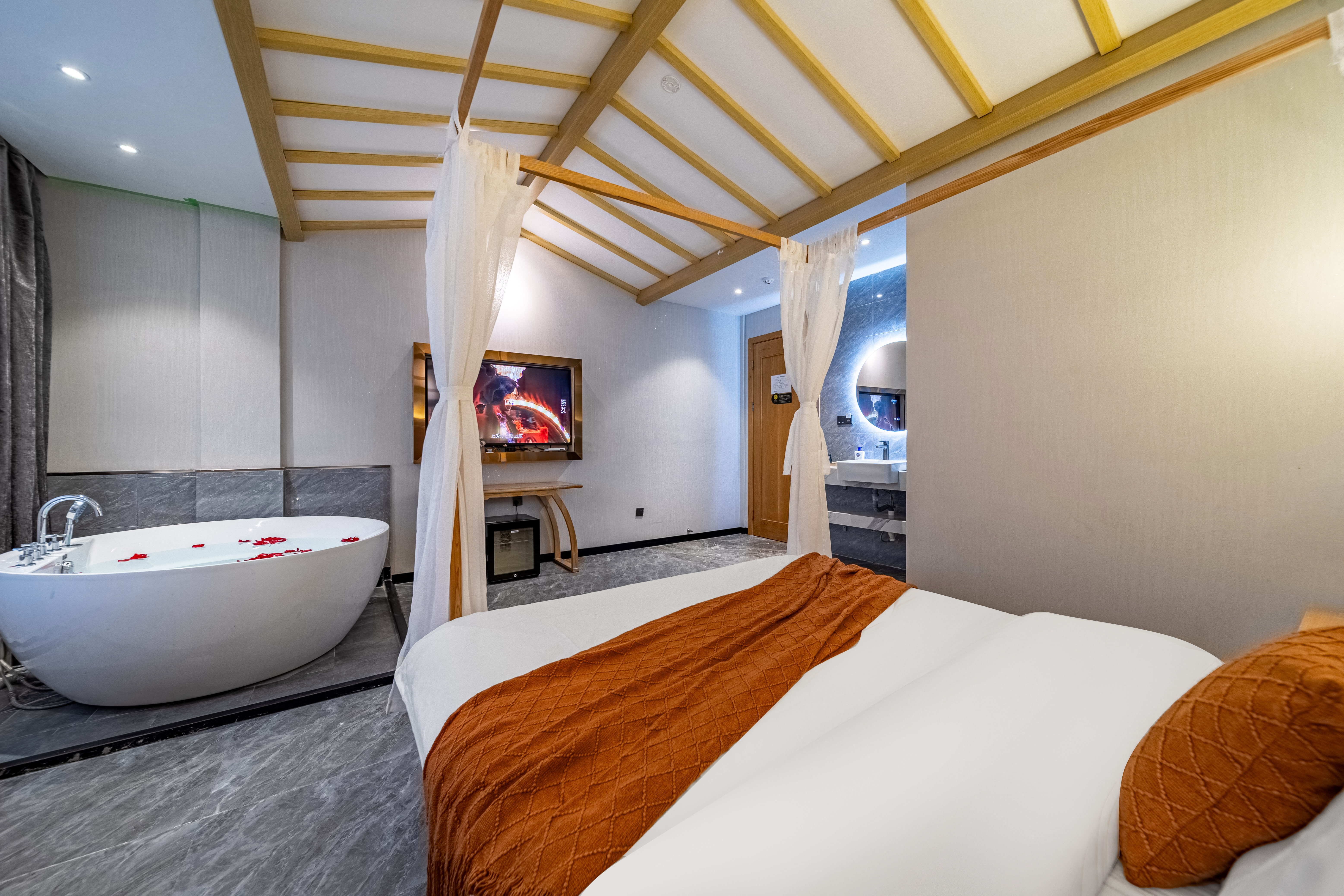 琴瑟·泡浴大床房【圆形大浴缸+小度语音+轻纱帷幔】