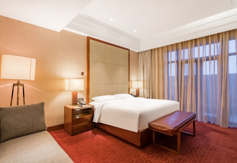 套房（独立会客区+独立办公桌+雅致主卧+深泡浴缸）