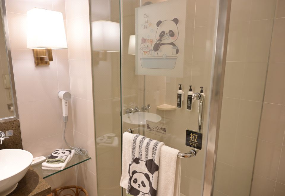 Jinling ResortLakeside Panda Theme Family Suite