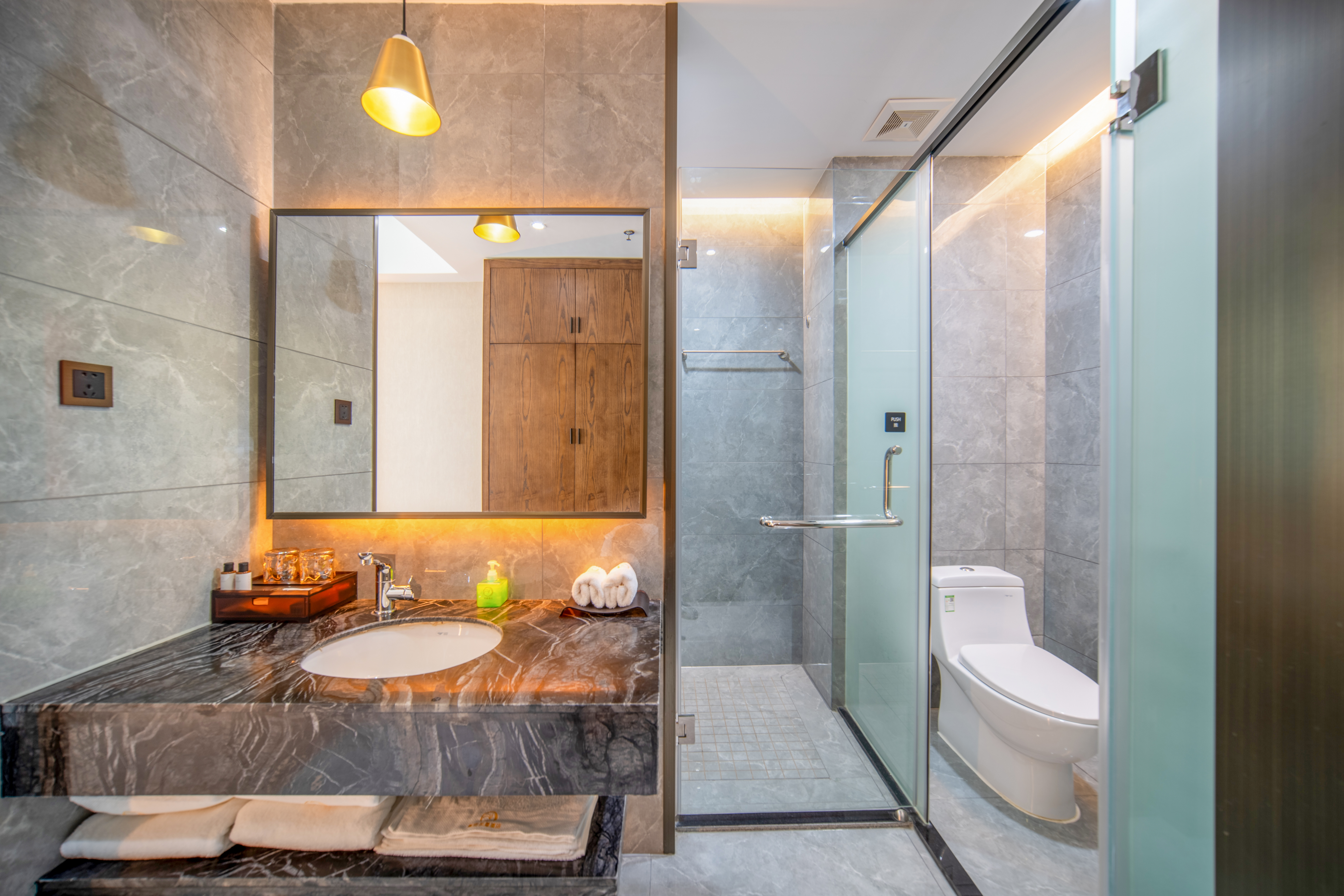 凤凰高级大床房