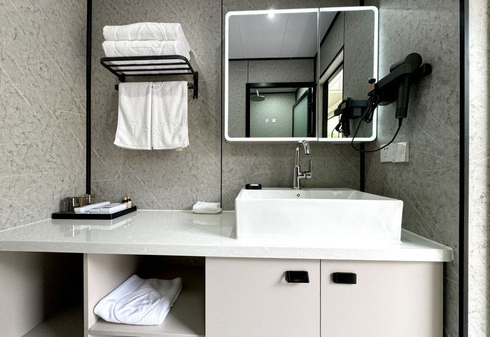 高級太空艙大床房-置身秀美園林景觀