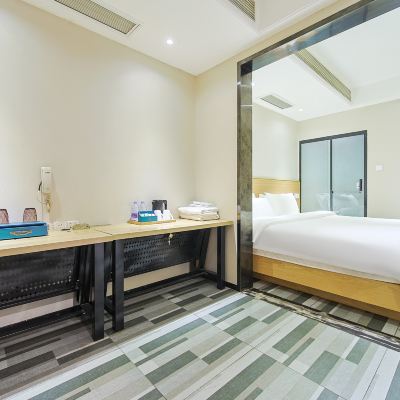 輕奢丨格調大床房（新風系統+公區洗衣機） 晨宏飯店（解放碑洪崖洞店）優惠