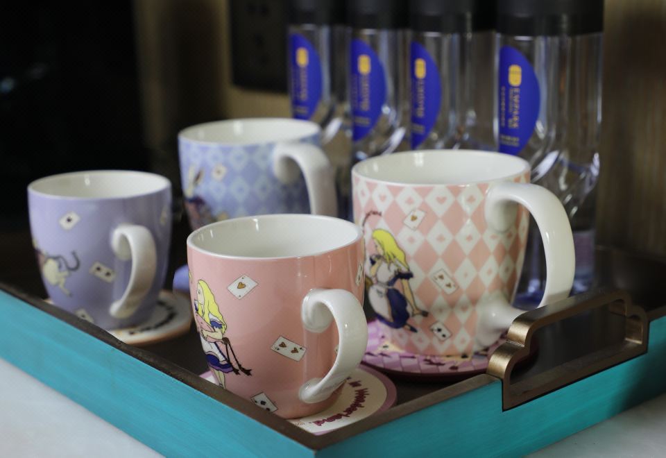 愛麗絲漫游奇境主題親子大床房