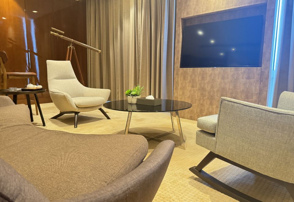 豪華側湖景低敏套房（Acca Kappa洗護用品）智能馬桶