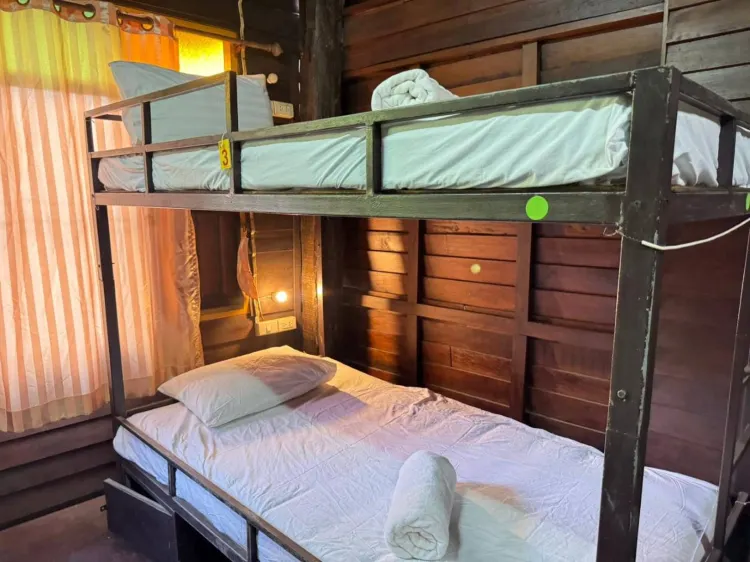 เตียงในห้องพักรวมชาย 8 เตียง
