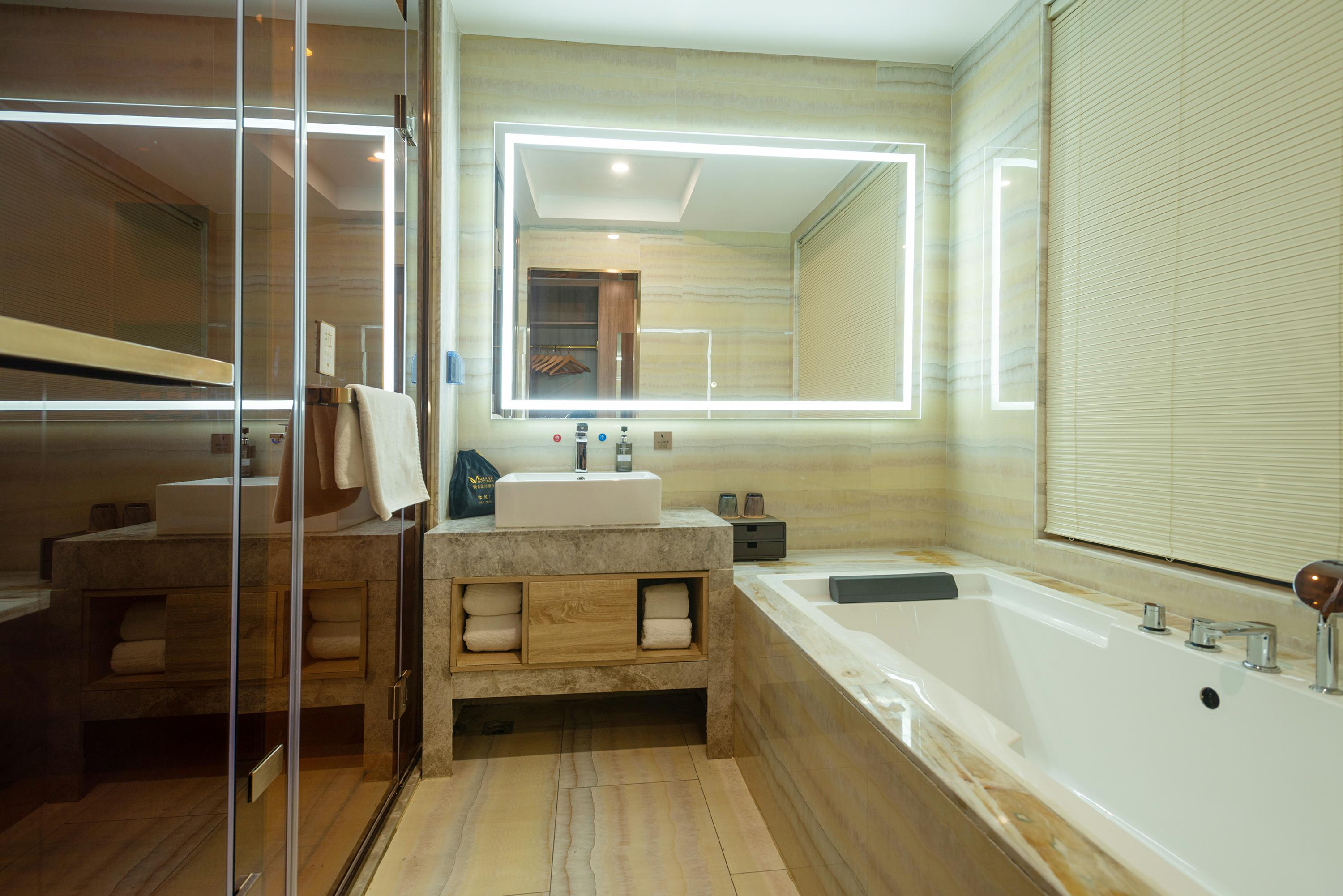 豪华套房（豪华会客厅+超大浴缸+双衞生间）