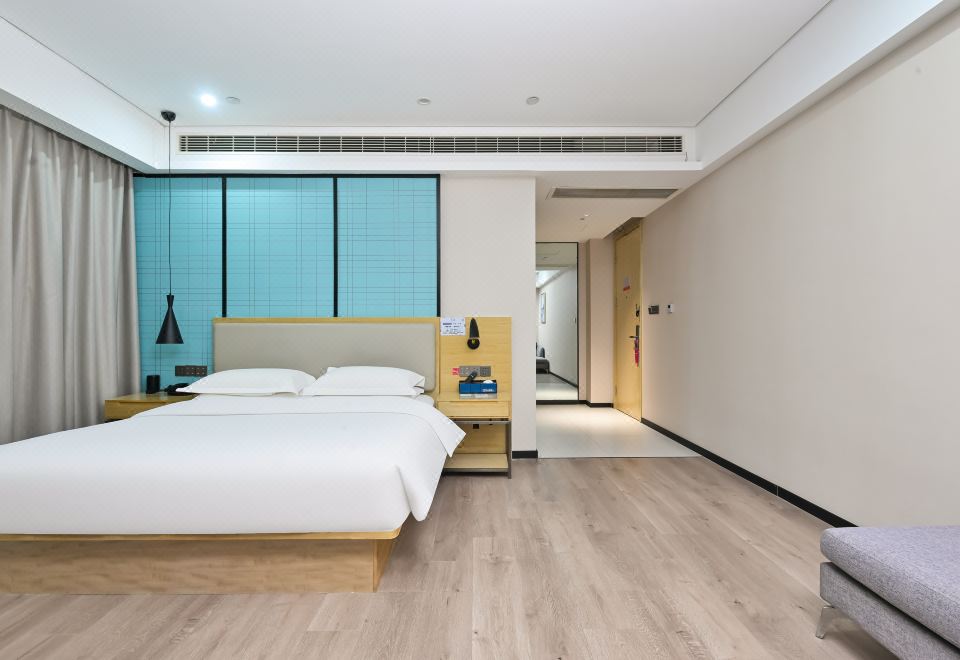 豪华大床房落地窗＋小度智能＋60寸高清投屏电视