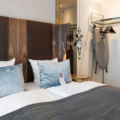 Side By Side Rooms - No Connecting Door