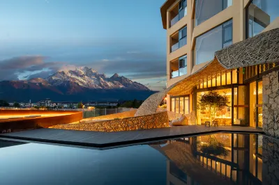 VENTO · Sunlit Golden Peak Lake View Vacation Hotel Hoteles en 
