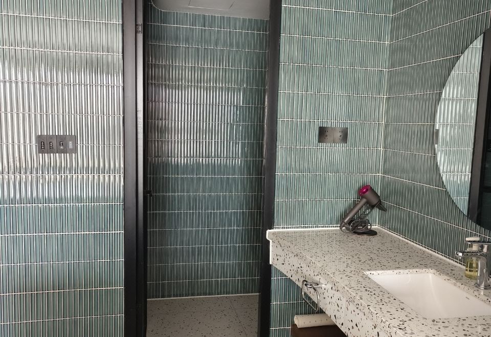 深睡湖景大床房