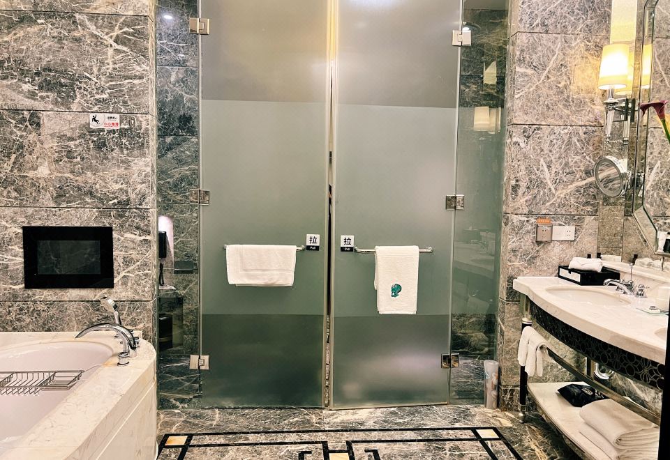 航空航天主题亲子套房（大空间，上下铺及滑梯，浴缸）