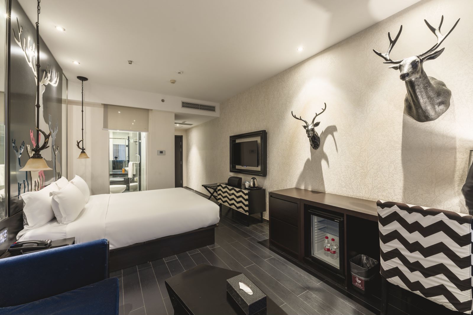 高级大床房（智能投屏+小冰箱）