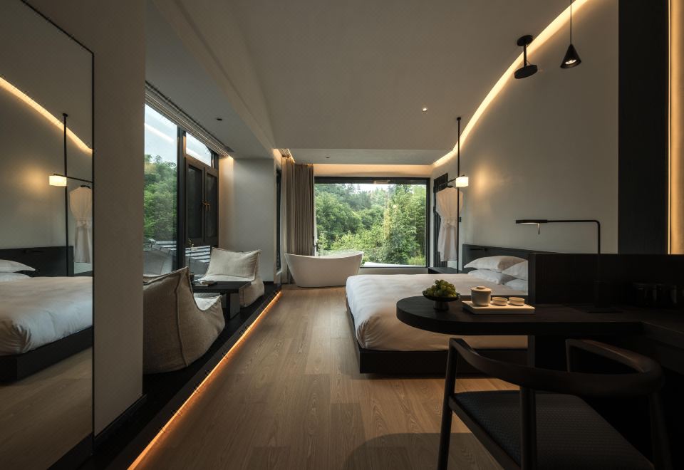 Hua Qing Tub-View Double Bed Room
