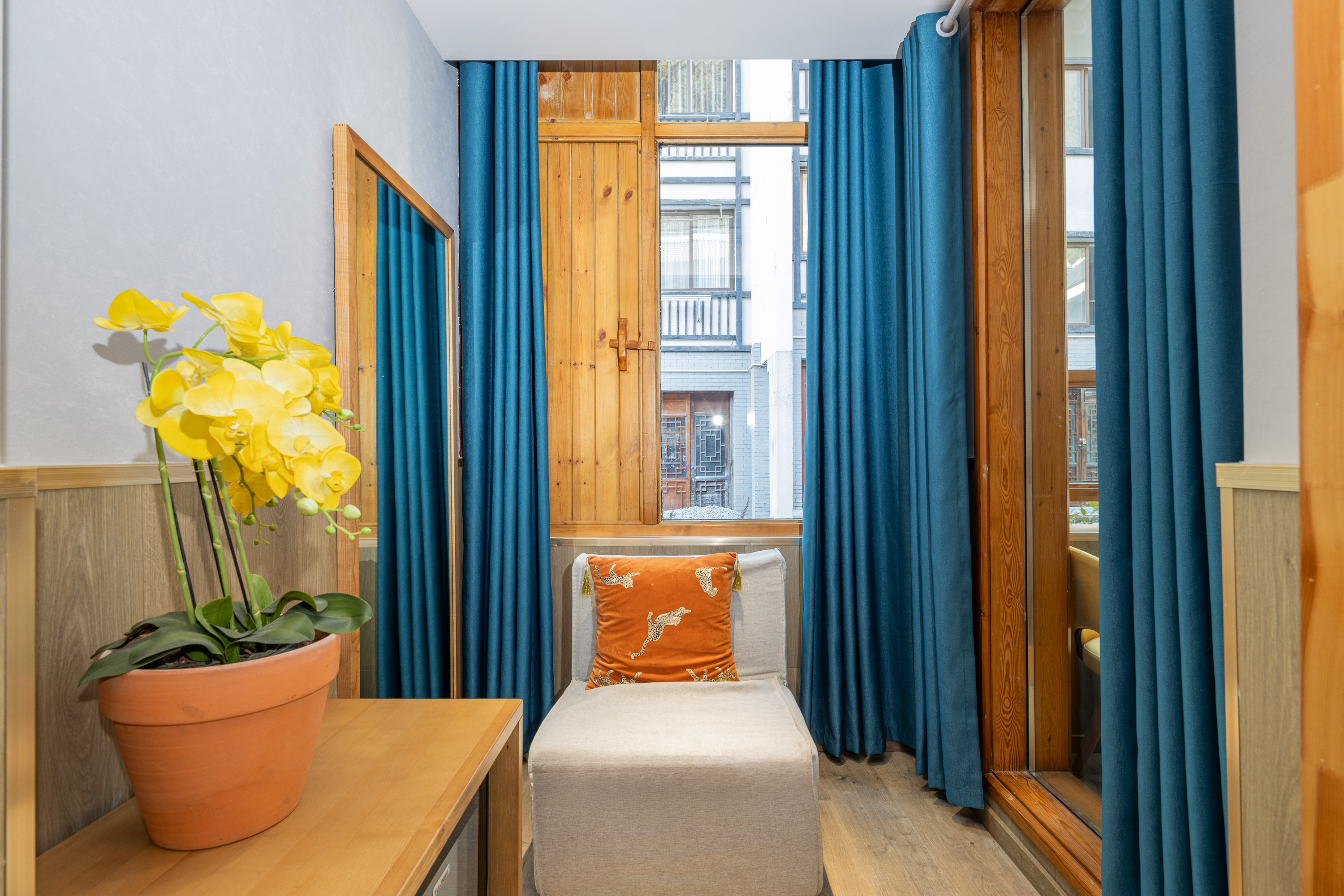 温馨阳台家庭房 （小冰箱、浴袍、保险箱）