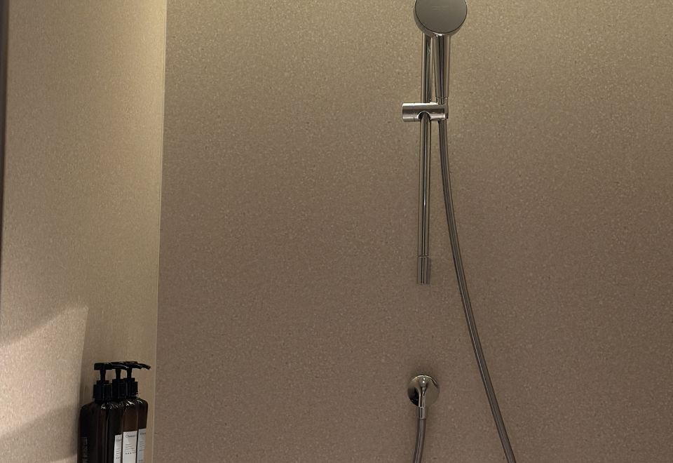 商务大床房（阳光满屋，香氛晶石、65寸可投屏电视）