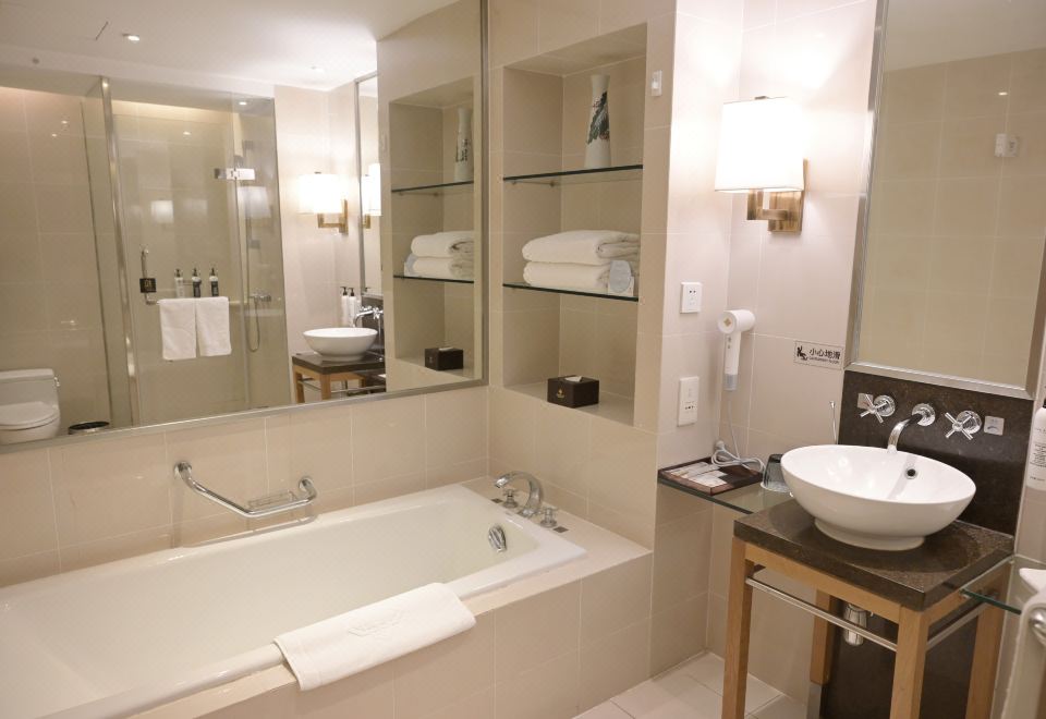 Jinling ResortGuestroom - Garden-View (2 Beds) (Balcony)