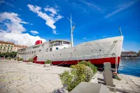 Botel Marina