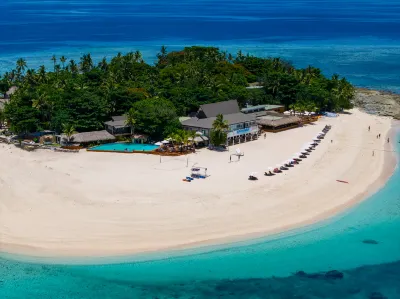Beachcomber Island Resort Отели в г. 