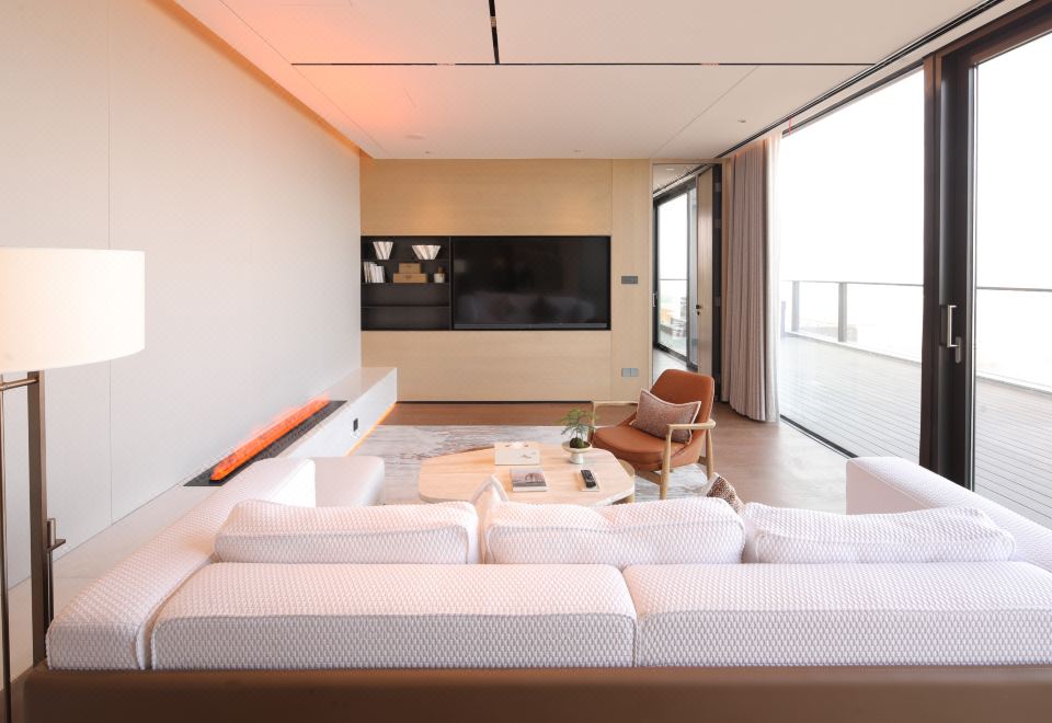 Private Hot Spring Courtyard Villa Suite With Full Lake View