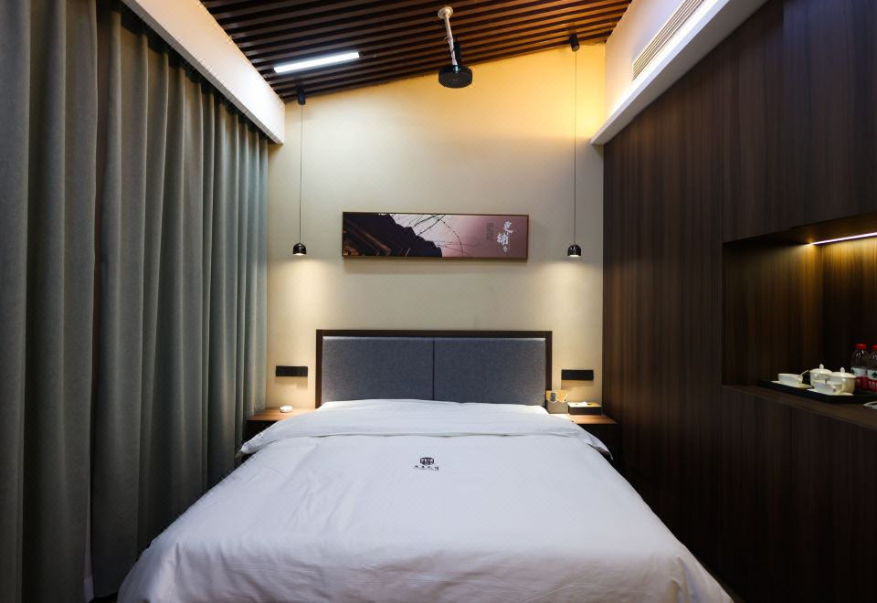 Gengpu Lane · Warm King Room 