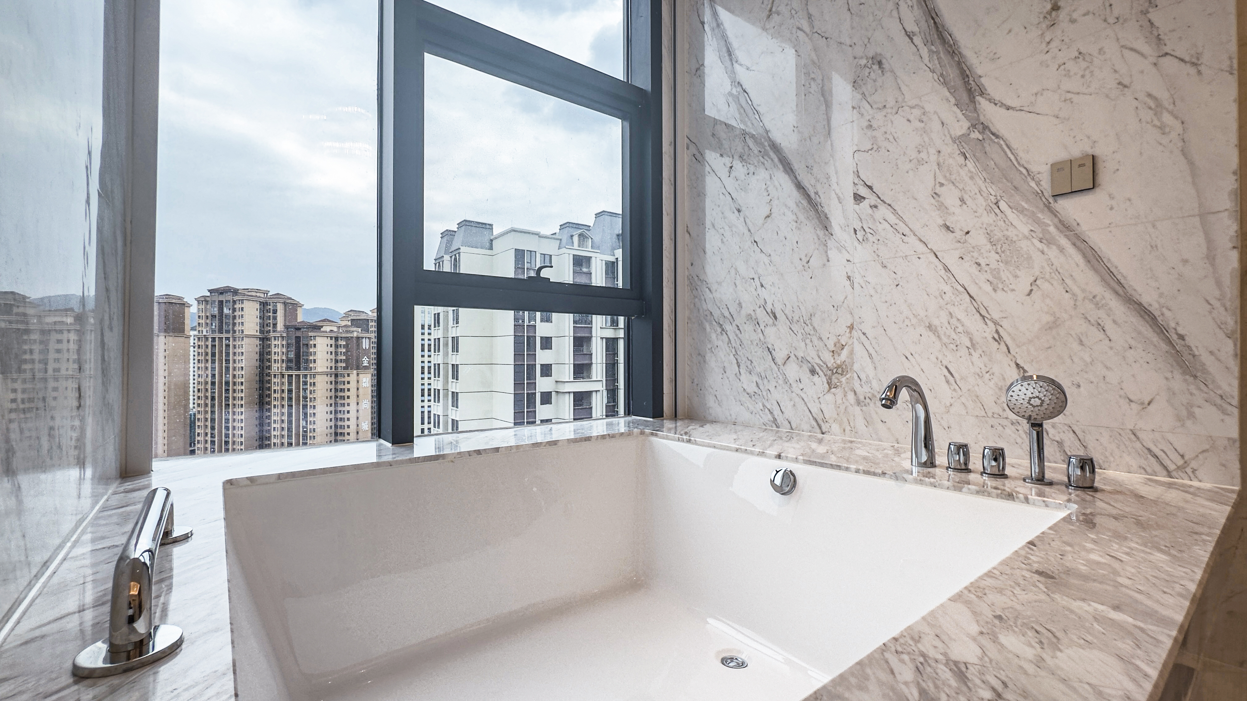 豪华浴缸大床房