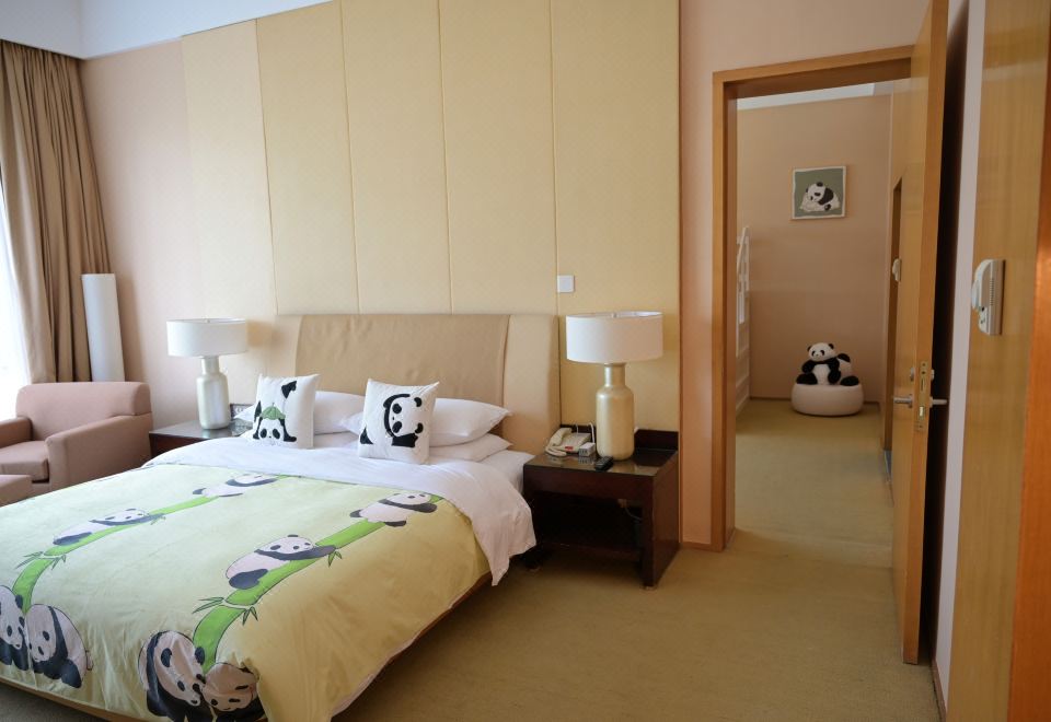 Jinling ResortLakeside Panda Theme Family Suite