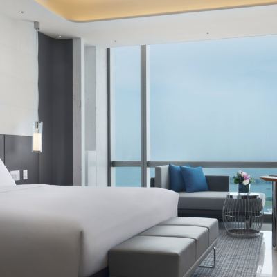 行政海景大床房【180°海口灣海景】 海口索菲特大酒店優惠