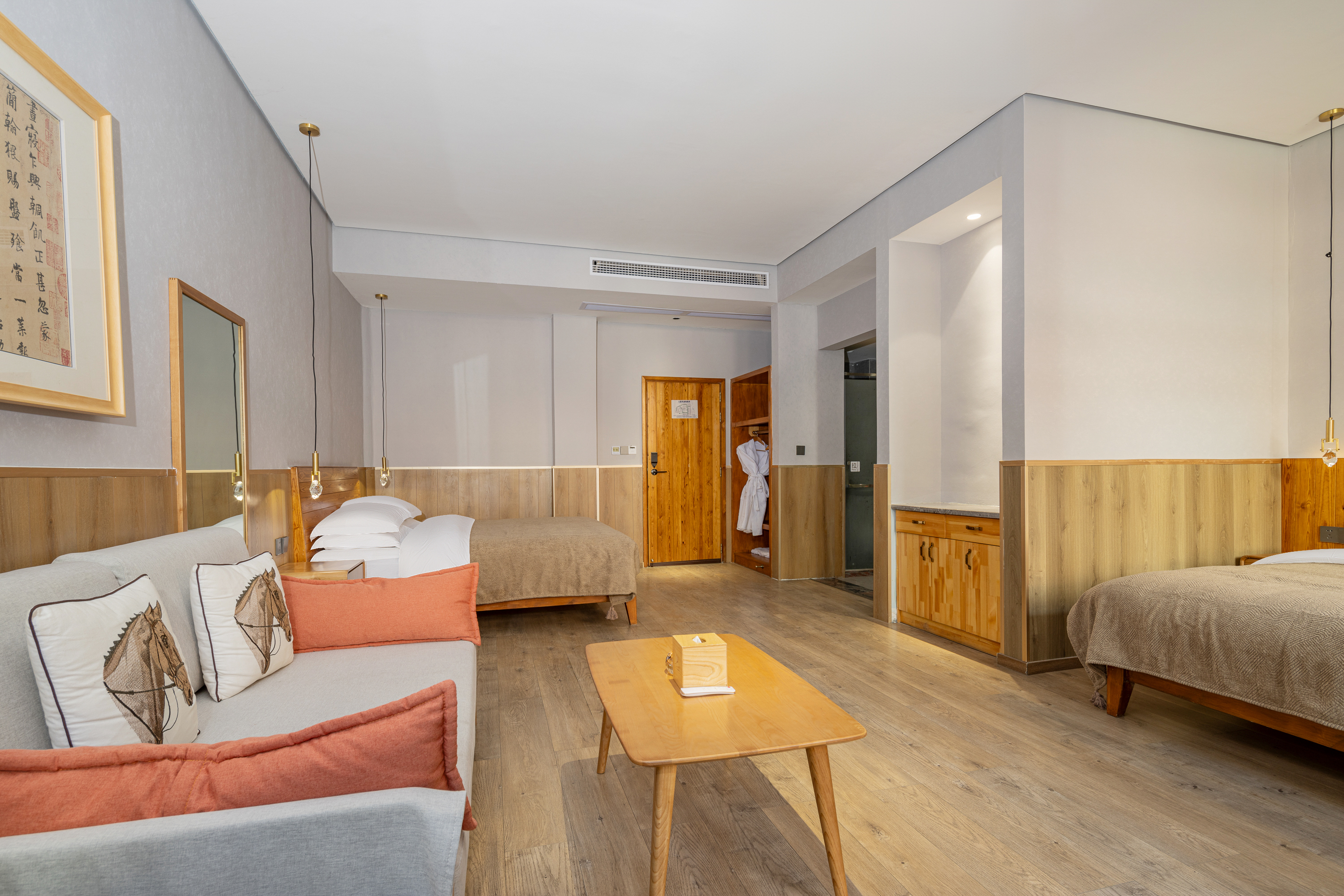 温馨阳台家庭房 （小冰箱、浴袍、保险箱）