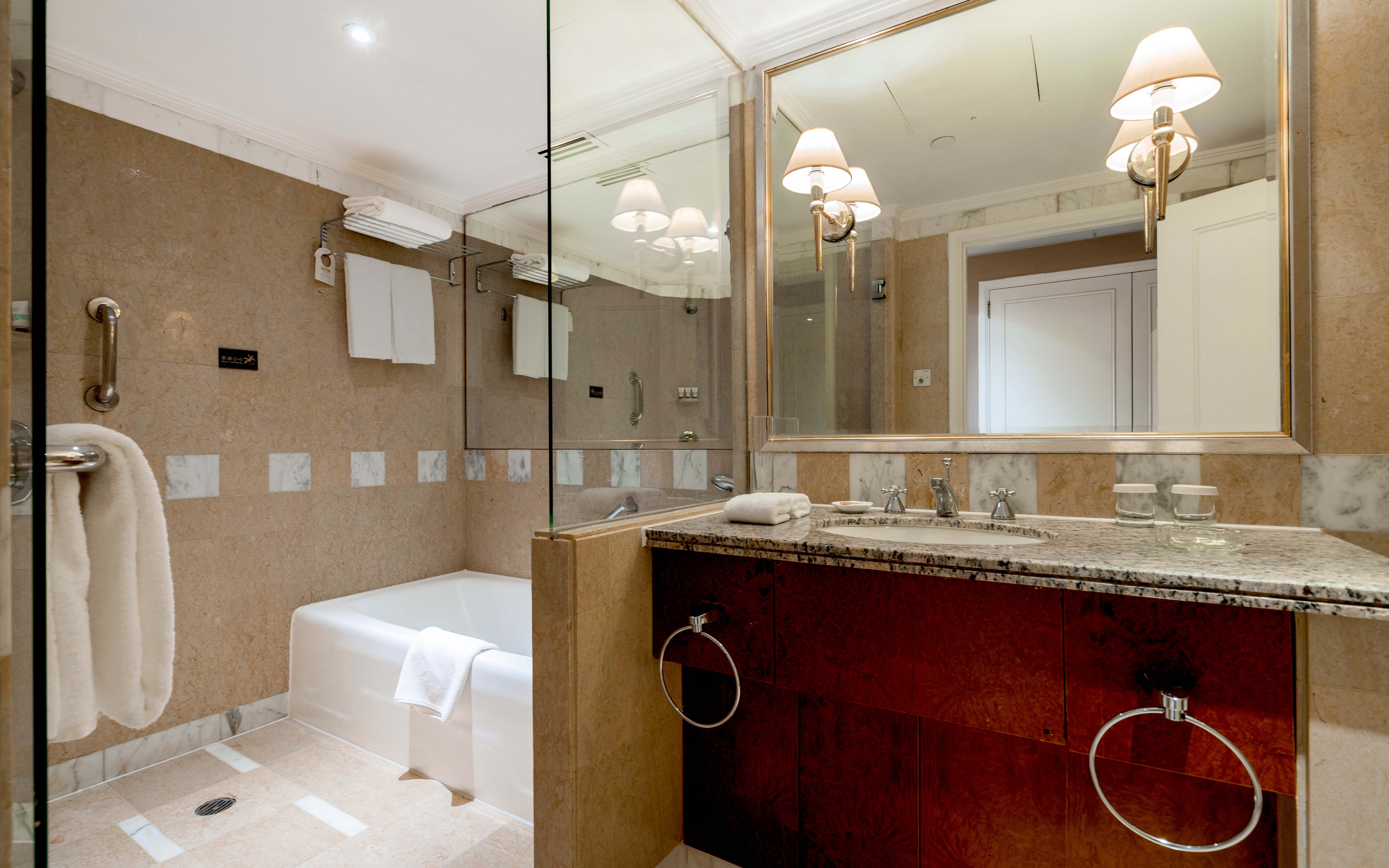 高级大床房「地毯+小冰箱+浴缸」