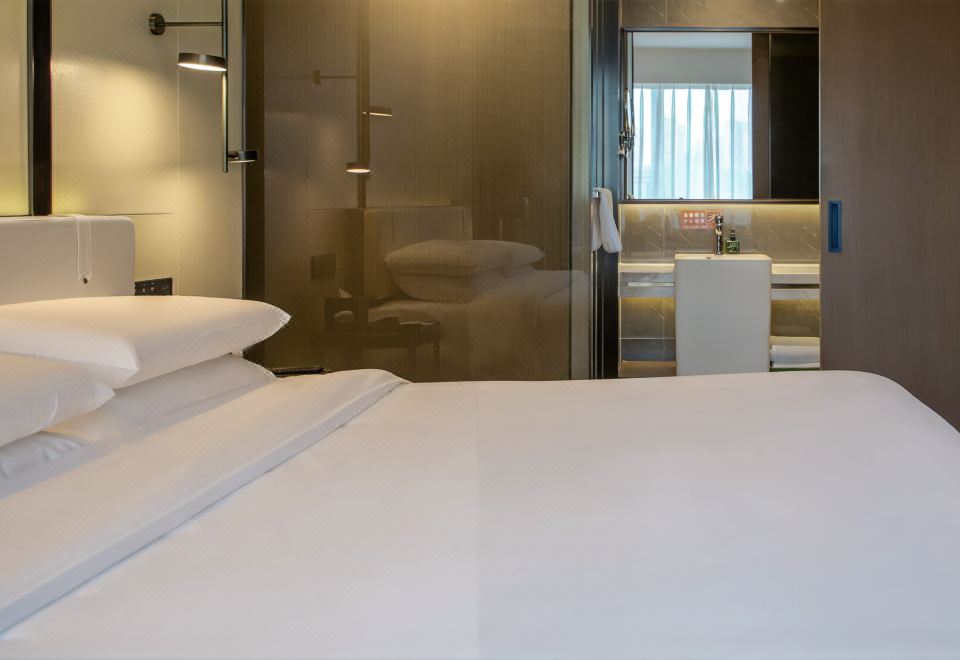 金悦家庭房-舒睡伸展（大床+双人梳化床-乳胶床垫）