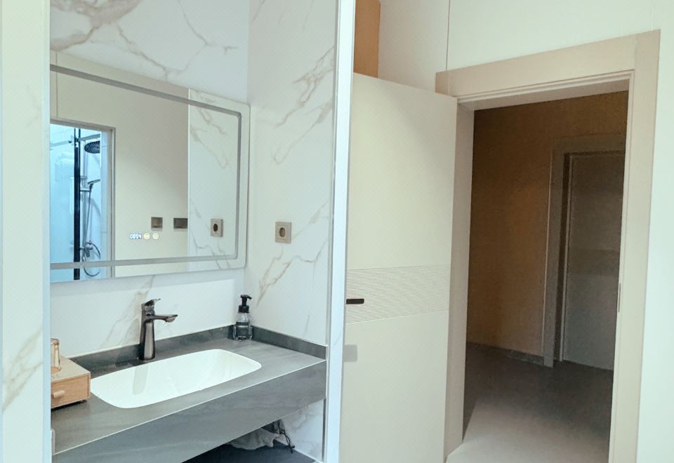 JR HOTELDeluxe 2-bed Room