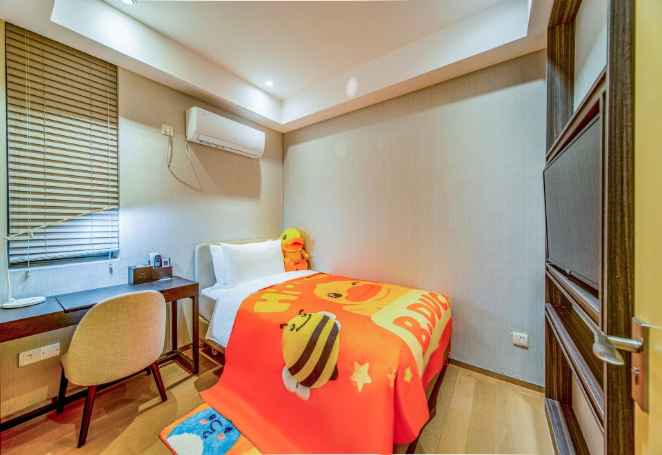Somerset Haizhu Centre GuangzhouBduck Little Yellow Duck Connecting Three-Bedroom Suite (Washing Machine + Kitchen + Two Bathrooms)