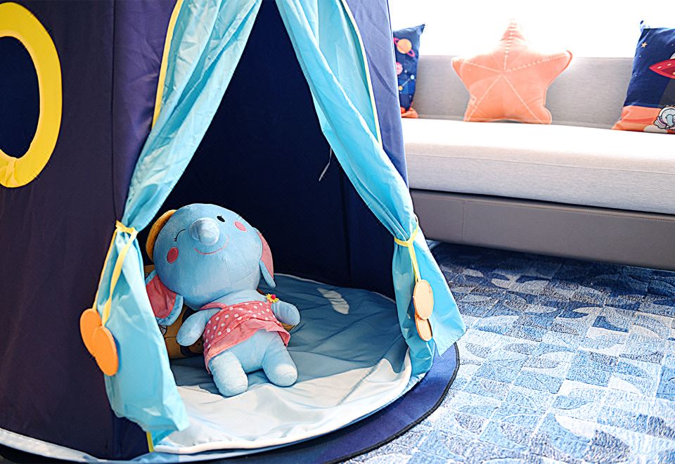 Courtyard by Marriott Shanghai HongqiaoPea Planet Theme Family Double Bed Room