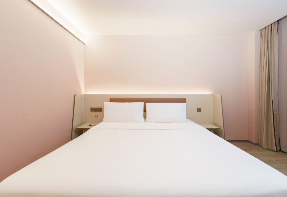 商务大床房（书桌+手机投屏）