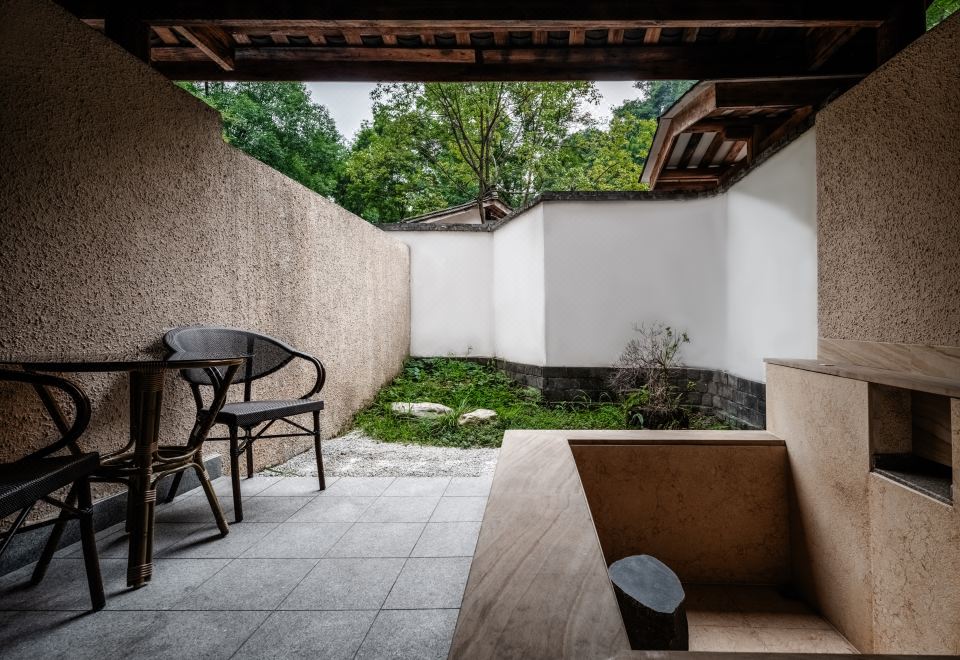Courtyard Private Hot Spring Elegant Residence Twin Room