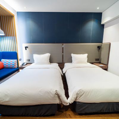 智享高級雙床房（高空城市景觀+智能保險櫃+舒達床墊） 濟南經十路智選假日酒店優惠