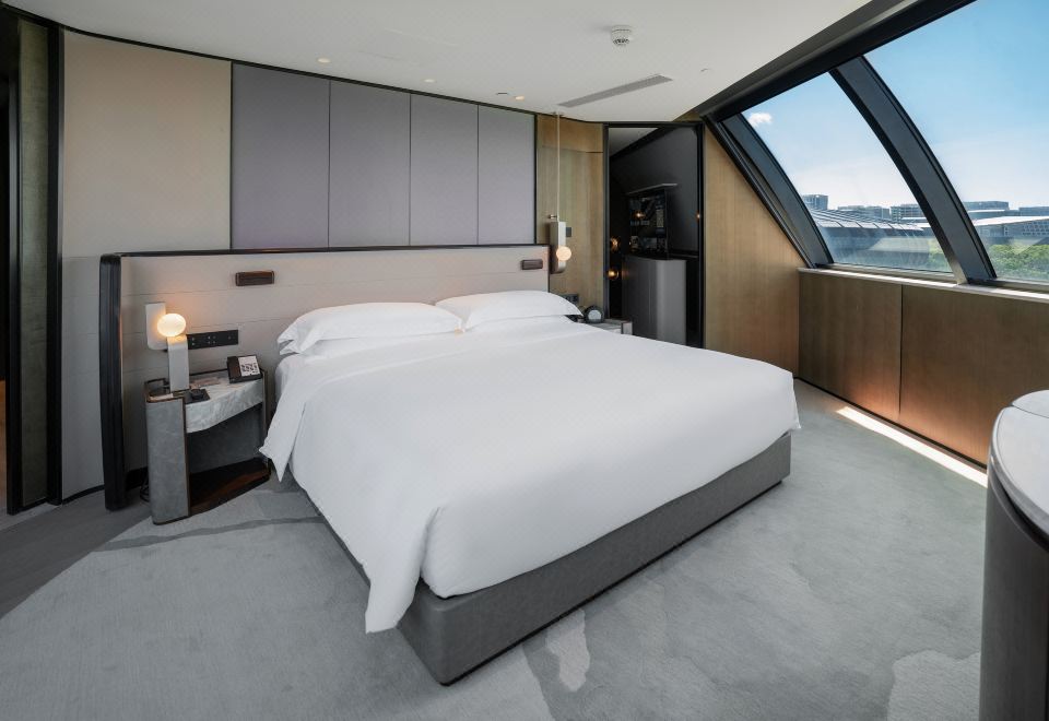 双卧湖景家庭套房