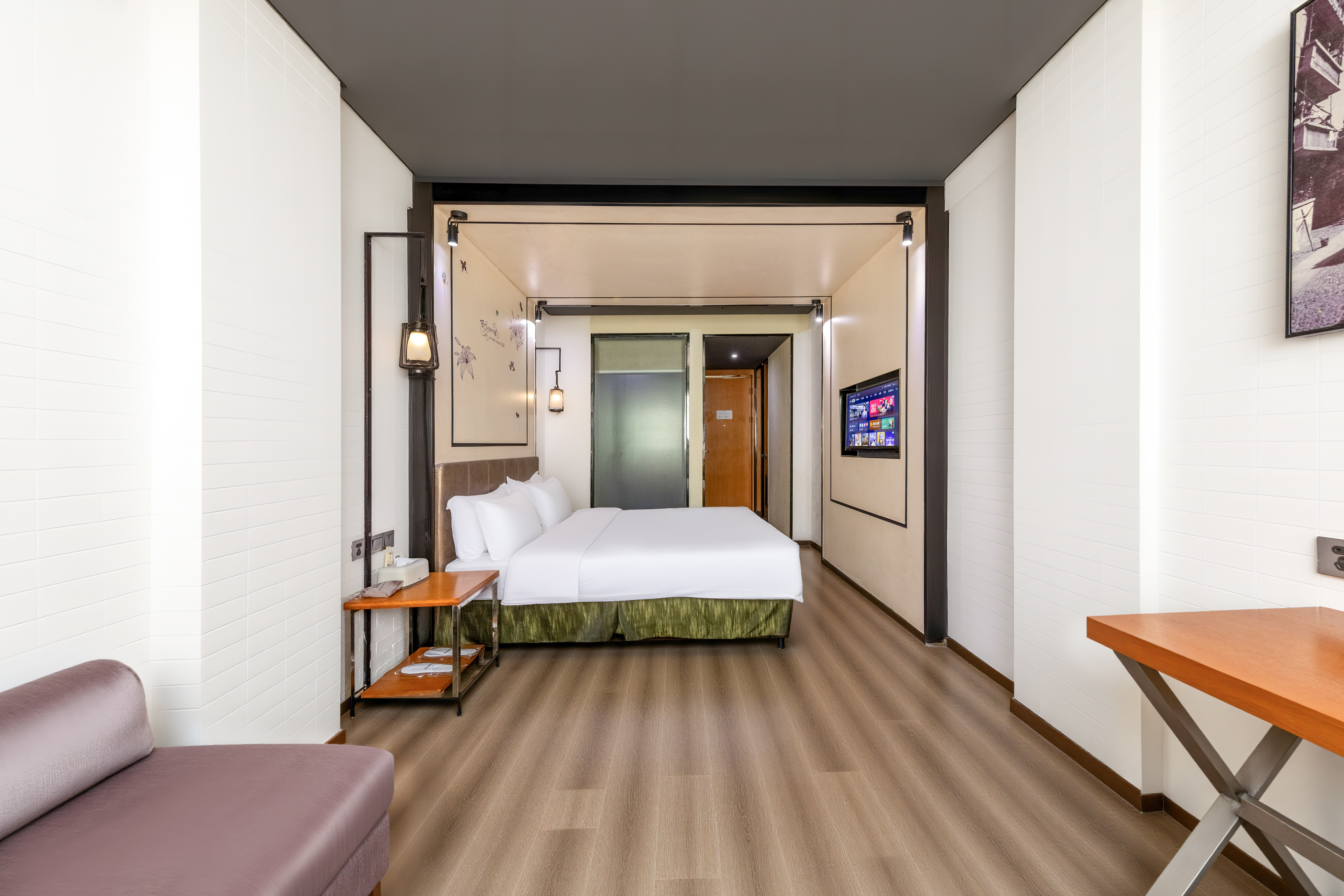 都市风情大床房【商务办公桌椅+休闲贵妃椅】