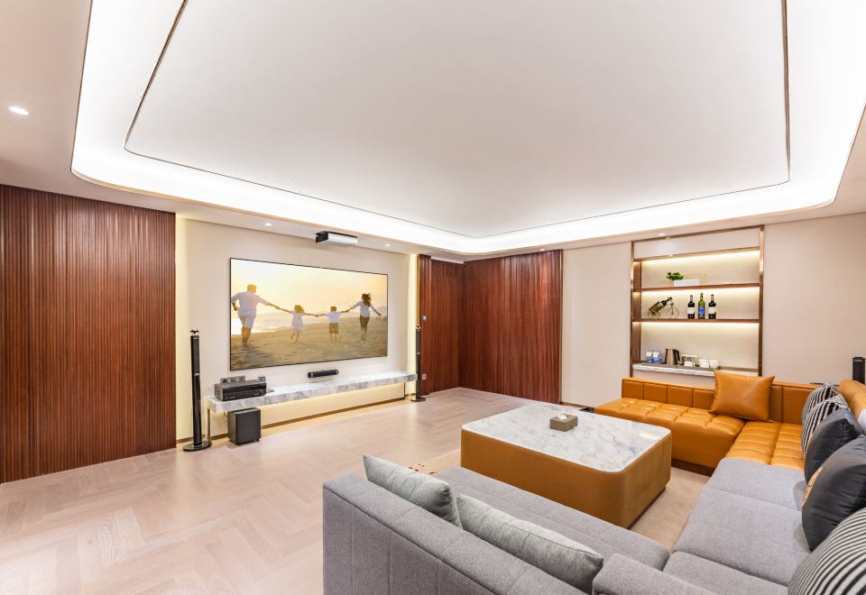 巨幕影音套房【院线电影+JBL音响+100英寸巨幕】