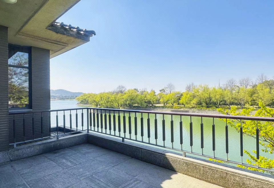 别墅湖景大床房