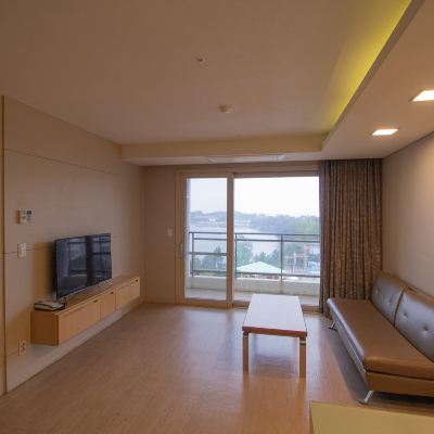 Resort Suite (Kitchen/Partial Ocean View/Bed)