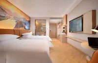 Vienna Hotel (Jiujiang De'an High-speed Railway Station Chaoyang Road Pedestrian Street)