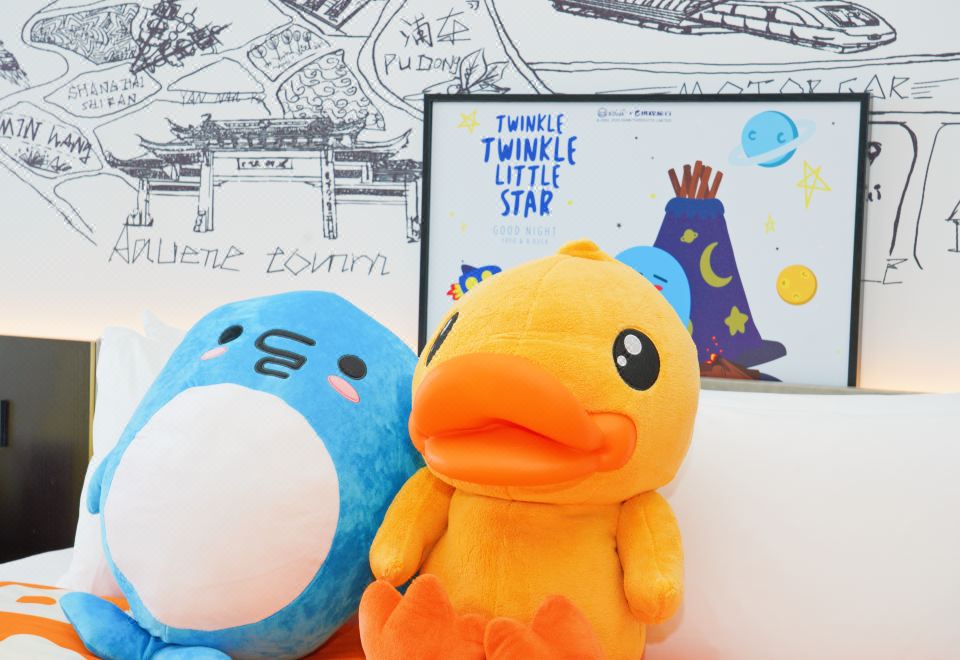 B.Duck小黄鸭主题房（手机投屏+小冰箱）